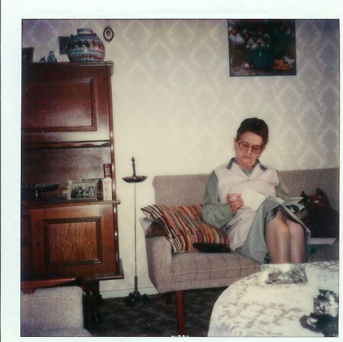 moeder in huiskamer.jpg